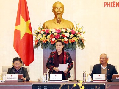 Chủ tịch Quốc hội Nguyễn Thị Kim Ngân phát biểu bế mạc Phiên họp thứ 42 Ủy ban Thường vụ Quốc hội. Ảnh: Trọng Đức - TTXVN