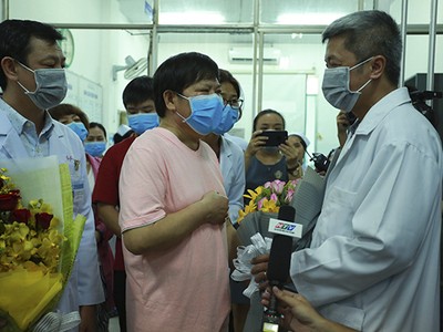 Sau 3 tuần điều trị tại Bệnh viện Chợ Rẫy TP.HCM, bệnh nhân Li Ding đã âm tính với Covid-19 và chính thức được xuất viện (ảnh: Trọng Tín)