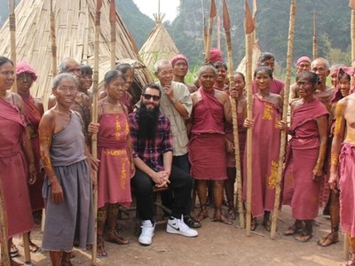 Đạo diễn Jordan Vogt-Roberts của phim “Kong: Skull Island” thăm Quần thể danh thắng Tràng An (Ninh Bình) và phim trường “Kong: Skull Island” được phục dựng vào năm 2017