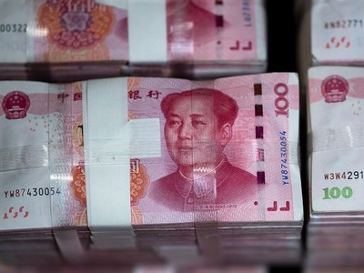 Tiền giấy được khử trùng qua tia cực tím hoặc nhiệt độ cao và "cách ly" trong vòng 7-14 ngày trước khi lưu thông trên thị trường. Ảnh: AFP