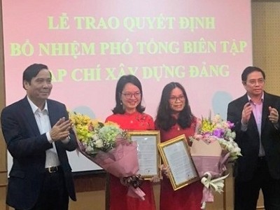 Lãnh đạo Ban Tổ chức Trung ương trao quyết định và chúc mừng 2 tân Phó Tổng Biên tập Tạp chí Xây dựng Đảng.