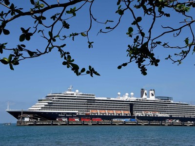 Tàu Westerdarm cập cảng ở Sihanoukville, Campuchia, ngày 15/2. Ảnh:AFP/Getty.