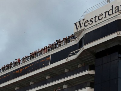 Sau khi tàu Westerdam cập cảng ở Campuchia, 236 hành khách và 747 thủy thủ đoàn vẫn ở trên tàu. Ảnh: Reuters.