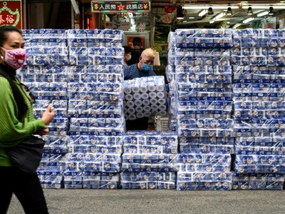 Giấy vệ sinh là mặt hàng khan hiếm tại Hong Kong. Ảnh: AFP