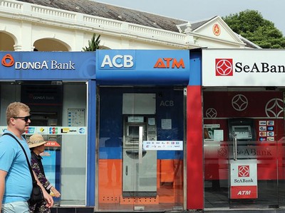 Hệ thống máy ATM hiện được lắp đặt chủ yếu ở khu vực thành phố, thiếu vắng ở nông thôn. Ảnh: Đức Thanh