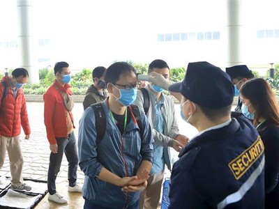 Tất cả công nhân, cán bộ, khách hàng đến làm việc tại Công ty TNHH Compal Việt Nam trong khu công nghiệp Bá Thiện 1, huyện Bình Xuyên (Vinh Phúc) đều được đo nhiệt độ để phòng chống COVID-19. Ảnh: Hoàng Hùng/TTXVN.