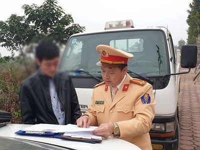 CSGT lập biên bản xử lý người vi phạm giao thông.