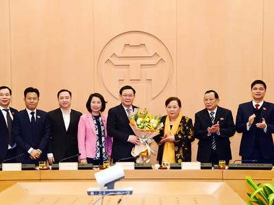 Đoàn đại biểu thành phố Hà Nội tặng hoa, chúc mừng Ủy viên Bộ Chính trị, Bí thư Thành ủy Hà Nội Vương Đình Huệ được bầu làm Trưởng đoàn đại biểu Quốc hội thành phố Hà Nội Ảnh: KTĐT