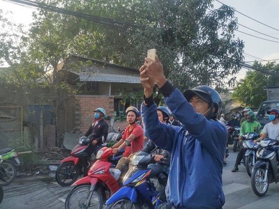 Rất đông người dân hiếu kỳ đến theo dõi hiện trường Tuấn "khỉ" bị tiêu diệt.