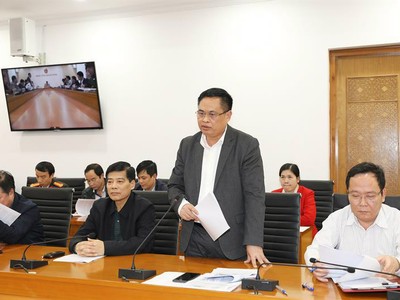 Lãnh đạo Sở Du lịch Quảng Ninh báo cáo tại cuộc họp.