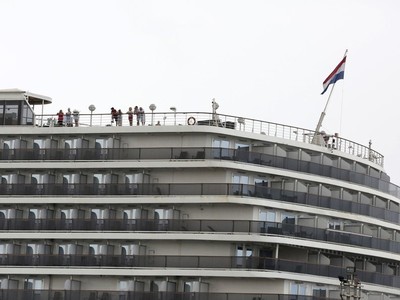 Các hành khách trên bong tàu Westerdam vui mừng sau khi nó được phép cập cảng Sihanoukville của Campuchia. Ảnh:AP.