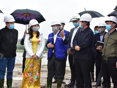 Chủ tịch UBND tỉnh Thừa Thiên Huế Phan Ngọc Thọ (áo khoác xanh) kiểm tra công trình xây dựng nhà máy chế biến cát, bột thạch anh ít sắt chất lượng cao