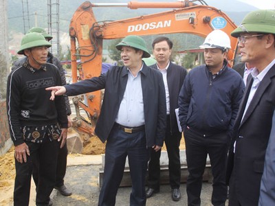 Phó chủ tịch thường trực UBND tỉnh Quảng Bình Nguyễn Xuân Quang kiểm tra tại dự án khu tái định cư.