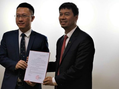 Ông Ngô Minh Hiển, Phó tổng giám đốc VOV (bên phải) trao quyết định bổ nhiệm có thời hạn ông Lương Minh Đức giữ chức Phó giám đốc Đài Truyền hình Kỹ thuật số VTC.