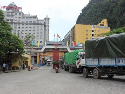 Tốc độ thông quan hàng hóa xuất nhập khẩu qua cửa khẩu Tân Thanh trong ngày 20/2 còn khá chậm, với 11 xe nông sản được làm thủ tục xuất khẩu.