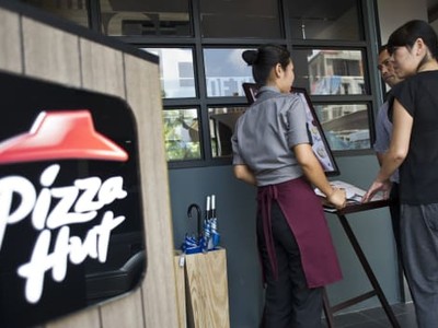 NPC International - đơn vị được nhượng quyền kinh doanh thương hiệu Pizza Hut lớn nhất nước Mỹ - đang đàm phán giãn nợ với các bên cho vay sau nhiều tháng doanh thu bết bát. Ảnh: AFP