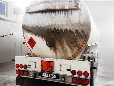 Rửa xe bẩn sạch như mới mà không cần phải chạm vào xe