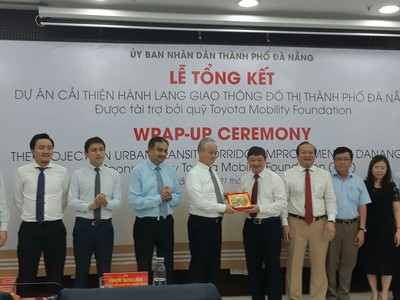 Phó chủ tịch UBND thành phố Đà Nẵng Đặng Việt Dũng tặng quà lưu niệm cho ông Shin Aoyama.