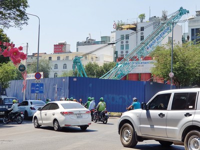 Những chiếc cần cẩu đã phơi mưa nắng từ lâu trên công trường dự án Khu tứ giác Bến Thành 