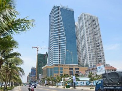 Tổ hợp khách sạn Mường Thanh và căn hộ cao cấp Sơn Trà, Đà Nẵng trước đó đã bị UBND TP.Đà Nẵng ra quyết định cưỡng chế phần công trình sai phạm
