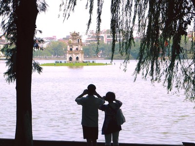 Du khách chụp ảnh tại Hồ Hoàn Kiếm (Hà Nội). Danh sách các điểm đến du lịch an toàn sẽ được đăng tải trên website của doanh nghiệp, Hiệp hội Du lịch Việt Nam (Ảnh: HP).