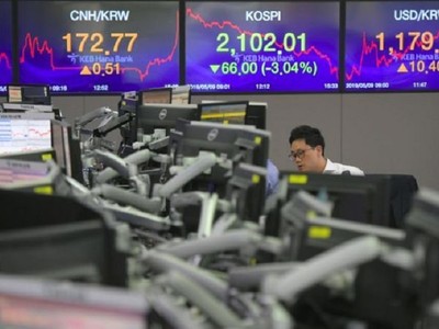 Chỉ số Kospi của Hàn Quốc mất 3,03% trong phiên giao dịch sáng nay 24/2. Ảnh: AFP