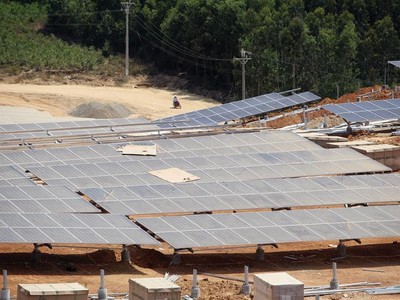 Nhiều nhà đầu tư đang cân nhắc khi đầu tư vào điện mặt trời vì cơ chế giá chưa rõ ràng. Ảnh: Đức Thanh