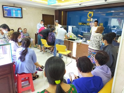 TP.HCM: Người dân xếp hàng mua vàng