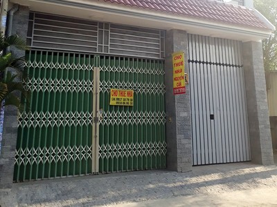 Nhiều nhà treo biển cho thuê phòng, nhưng cả tháng nay không tìm được khách thuê. Ảnh: Việt Dũng