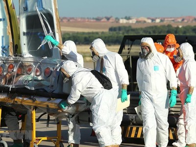 Chuyển bệnh nhân nhiễm COVID-19 tới bệnh viện Carlos III ở Tây Ban Nha. (Ảnh: AFP/TTXVN)