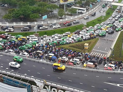 Lấn cấn thu phí đường dẫn vào sân bay