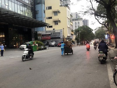 Sau khi đi từ Paris về, bệnh nhân số 50 đã sinh sống tại tầng 10 tòa nhà Lancaster (địa chỉ 20 phố Núi Trúc, phường Giảng Võ, quận Ba Đình, TP Hà Nội)