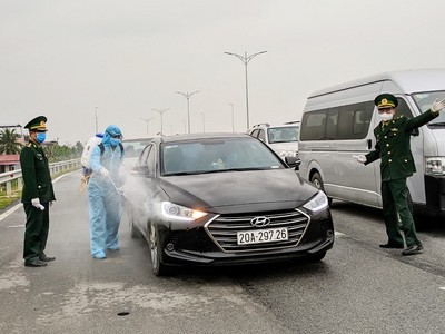 Lực lượng chức năng khử trùng phương tiện vào nội thành Hải Phòng.