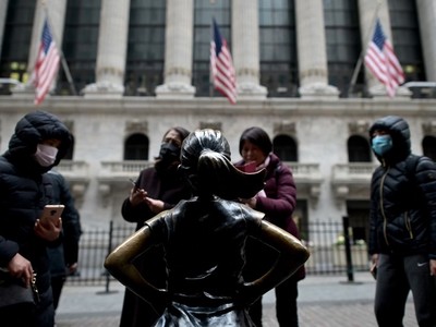 Khách du lịch bên ngoài Sàn giao dịch chứng khoán New York hồi tháng 1/2020. Ảnh: AFP