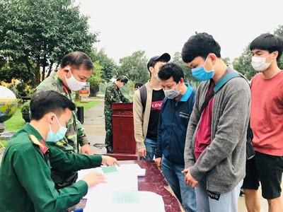 Sư đoàn 390 trao giấy chứng nhận “Đã hoàn thành việc cách ly phòng bệnh COVID-19” cho công dân đợt 4.