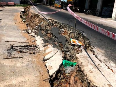 Sự cố sụp lún đường giao thông Co Xáng – Cơi 5 – Đá Bạc xảy ra ngày 15/3/2020, gây chia cắt hoàn toàn giao thông trên tuyến