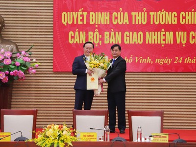Ông Thái Thanh Quý, Bí thư Tỉnh ủy Nghệ An trao Quyết định phê chuẩn kết quả bầu Chủ tịch UBND tỉnh Nghệ An đối với đồng chí Nguyễn Đức Trung (Ảnh: Báo Nghệ An)