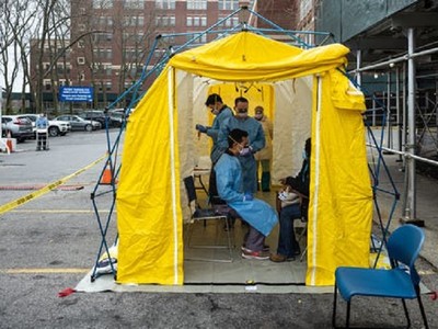 Các bác sĩ làm xét nghiệm cho nhân viên y tế có triệu chứng mắc Covid-19 tại bệnh viện St. Barnabas, thành phố New York hôm 20/3. Ảnh: AFP