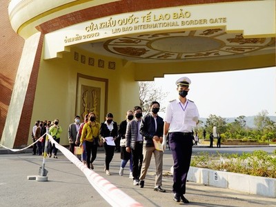 Công dân Việt Nam tại Lào nhập cảnh tại Cửa khẩu quốc tế Lao Bảo. Ảnh: VGP/Minh Trang