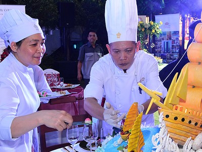 Đầu bếp khách sạn Rex trong cuộc thi ẩm thực.