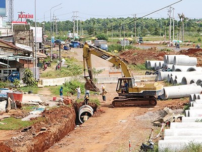 Dự án xây dựng, mở rộng nút giao ngã tư Dầu Giây vẫn ngổn ngang, chưa hẹn ngày hoàn thành.