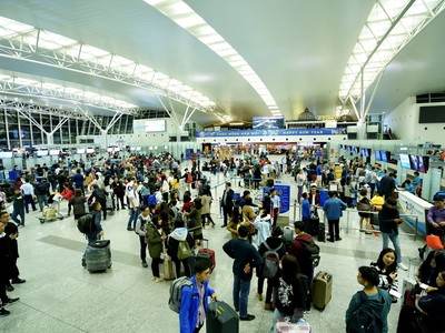 Nhà ga hành khách T2 CHKQT Nội Bài được đưa vào khai thác năm 2014 với công suất thiết kế 10 triệu hành khách/năm nhưng đến hết năm 2019, sản lượng hành khách quốc tế thông qua nhà ga T2 đạt 11.420.161 hành khách, vượt quá công suất thiết kế.