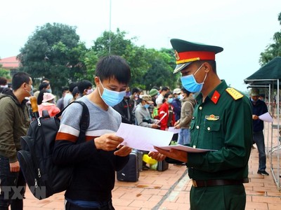 Trao “Giấy chứng nhận hoàn thành việc cách ly phòng bệnh COVID-19” cho các công dân đã hoàn thành thời gian 14 ngày cách ly theo quy định của Bộ Y tế. (Ảnh: Tá Chuyên/TTXVN)