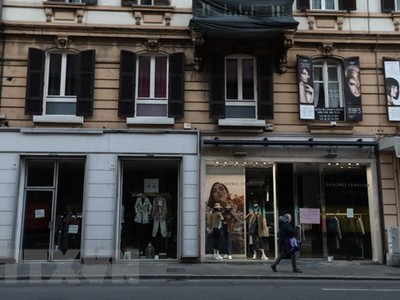 Cửa hàng tại Rome, Italy, đóng cửa ngày 20/3 vừa qua trong bối cảnh dịch COVID-19 lan rộng. (Ảnh: THX/TTXVN)