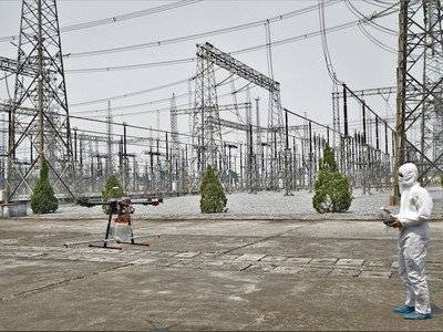 Truyền tải điện 2 dùng thiết bị bay phun thuốc khử khuẩn phòng chống dịch COVID-19