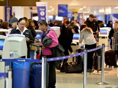 Mỗi ngày vẫn có hàng trăm chuyến bay cất cánh từ các vùng dịch tại Mỹ. Ảnh: USA Today.