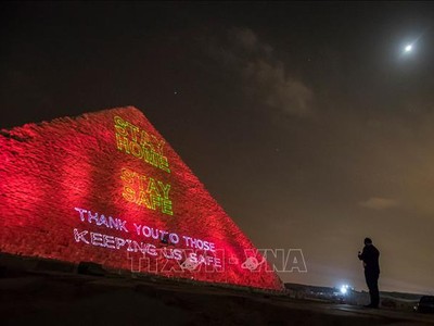 Đại Kim tự tháp được thắp sáng thông điệp "Hãy ở nhà", tại Cairo, Ai Cập, tối 30/3/2020. Ảnh: AFP/TTXVN