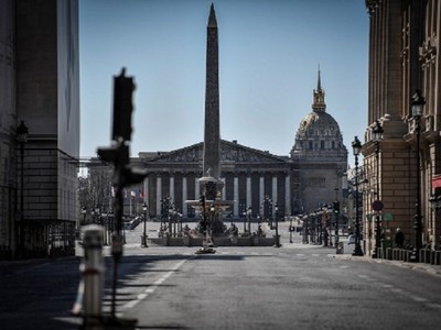 Phong tỏa các hoạt động kinh tế và giãn cách xã hội để ngăn dịch Covid-19 lây lan là nguyên nhân chính kéo tụt tăng trưởng kinh tế toàn cầu năm 2020. Trong ảnh: Khu vực Điện Invalides tại Paris hôm 30/3 không một bóng người sau lệnh phong tỏa 14 ngày. Ảnh: AFP