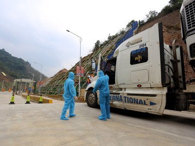 Mặt hàng xuất khẩu chủ yếu là nông sản (thanh long, mít, dưa hấu, chuối, xoài, nhãn chiếm 80%)