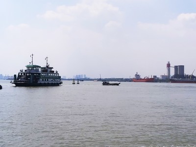 Hiện nay lưu thông trực tiếp từ TP.Hồ Chí Minh vào trung tâm đô thị mới Nhơn Trạch và ngược lại phải thông qua phà Cát Lái nên mất rất nhiều thời gian, chi phí. Ảnh: Ngọc Tuấn